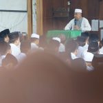 Pengasuh pesantren Al Aqobah KH Ahmad Junaidi Hidayat memimpin doa bersama untuk kedamaian bangsa di Jombang, Jawa Timur. Bongkah.id/Karimatul Maslahah/