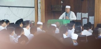 Pengasuh pesantren Al Aqobah KH Ahmad Junaidi Hidayat memimpin doa bersama untuk kedamaian bangsa di Jombang, Jawa Timur. Bongkah.id/Karimatul Maslahah/