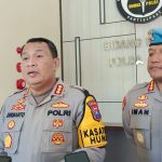 Kabid Humas Kombes Pol Dirmanto didampingi Kabid Propam Polda Jatim.