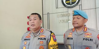 Kabid Humas Kombes Pol Dirmanto didampingi Kabid Propam Polda Jatim.