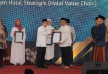 Kepala Perwakilan Bank Indonesia (BI) Kediri Yayat Candarajat, memberikan cindera mata kepada Ketua MUI Kota Kediri, KH. Abdullah Kafafi saat pembukaan Semarak Ekonomi Syariah wilayah Mataraman di Pondok Pesantren Lirboyo, Kamis (29/8/2024)