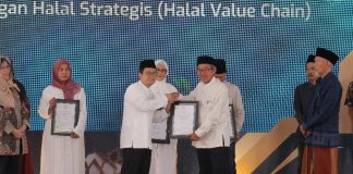 Kepala Perwakilan Bank Indonesia (BI) Kediri Yayat Candarajat, memberikan cindera mata kepada Ketua MUI Kota Kediri, KH. Abdullah Kafafi saat pembukaan Semarak Ekonomi Syariah wilayah Mataraman di Pondok Pesantren Lirboyo, Kamis (29/8/2024)