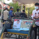 Tukang becak usai menerima sembako dan uang tunai dari keluarga besar Warsubi. bongkah.id/Karimatul Maslahah/