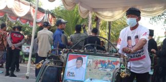 Tukang becak usai menerima sembako dan uang tunai dari keluarga besar Warsubi. bongkah.id/Karimatul Maslahah/