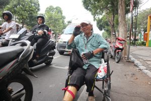 Sutanto Anwar saat ditemui di perempatan jalan KH Wahid Hasyim./bongkah.id/Karimatul Maslahah/