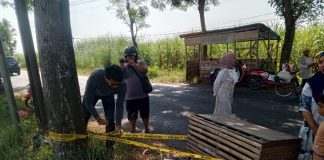 Petugas melakukan olah TKP penemuan mayat bayi dalam kresek di jalan raya Betek, Mojoagung, Jombang, Senin (12/8/2024). Bongkah.id/Karimatul Maslahah/