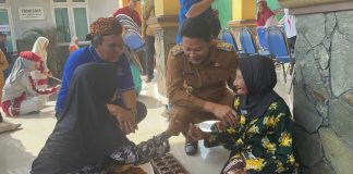 Plt Bupati, Subandi melihat lansia bermain calon saat menghadiri pengukuhan Ketua Kampung Olahraga di Desa Jimbaran Wetan, Kecamatan Wonoayu, Senin (2/9/2024). 