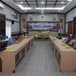 Polres Jombang mediasi dengan pihak dan sejumlah tokoh yang terlibat tawuran pada acara karnaval sound horeg, Selasa (3/9/2024). Bongkah.id/Karimatul Maslahah/