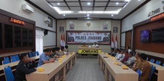 Polres Jombang mediasi dengan pihak dan sejumlah tokoh yang terlibat tawuran pada acara karnaval sound horeg, Selasa (3/9/2024). Bongkah.id/Karimatul Maslahah/