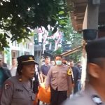 Polisi mengevakuasi jenazah korban dua bocah yang dibunuh ibu kandungnya sendiri di Kota Kediri. Bongkah.id/Wan/