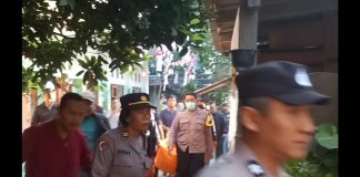 Polisi mengevakuasi jenazah korban dua bocah yang dibunuh ibu kandungnya sendiri di Kota Kediri. Bongkah.id/Wan/