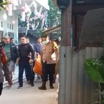 Polisi mengevakuasi jenazah korban dua bocah yang dibunuh ibu kandungnya sendiri di Kota Kediri. Bongkah.id/Wan/