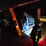 Truk pengangkut mobil terguling di tol Jombang, Rabu (4/9/2024) malam.