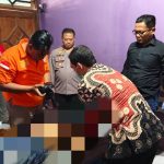 jasad korban saat dilakukan identifikasi oleh polisi dan petugas puskesmas. bongkah.id/Karimatul Maslahah/