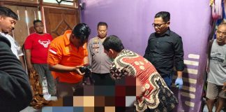 jasad korban saat dilakukan identifikasi oleh polisi dan petugas puskesmas. bongkah.id/Karimatul Maslahah/