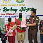 Kejari Surabaya melakukan restorative justice kasus pembuangan bayi, Kamis (5/9/2024). Bongkah.id/Addy/