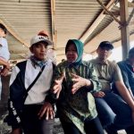 Bakal calon Gubernur Jatim, Tri Rismaharini (tengah) berdialog dengan nelayan saat blusukan di TPI Sidoarjo, Sabtu (7/9/2024). Bongkah.id/Yoga/