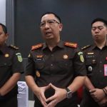 Kajari Jombang, Agus Chandra (tengah) saat rilis kasus korupsi bibit porang. Bongkah.id/Karimatul Maslahah/