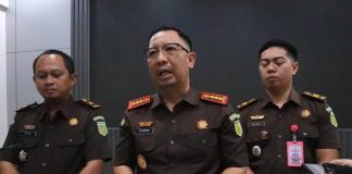 Kajari Jombang, Agus Chandra (tengah) saat rilis kasus korupsi bibit porang. Bongkah.id/Karimatul Maslahah/