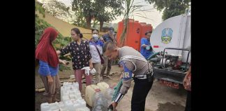 Distribusi air bersih Ditlantas Polda Jatim, Rabu (11/9/2024).