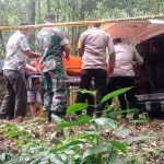 Evaluasi mayat di Pacet Mojokerto