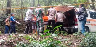 Evaluasi mayat di Pacet Mojokerto