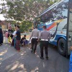 Bus Sugeng Rahayu mengalami kecelakaan tunggal di jalan raya Perak, Jombang, Senin (16/9/2024). Bongkah.id/Karimatul Maslahah/