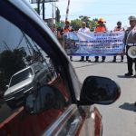 Satlantas Polres Jombang bersama petugas KAI stasiun Jombang saat melakukan sosialisasi di perlintasan sebidang. Bongkah.id/Karimatul Maslahah/
