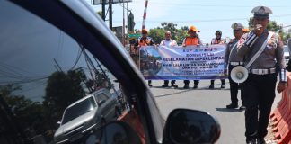 Satlantas Polres Jombang bersama petugas KAI stasiun Jombang saat melakukan sosialisasi di perlintasan sebidang. Bongkah.id/Karimatul Maslahah/