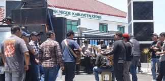 Aksi di depan Kejari Kediri.