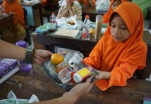 Para siswa SDN 1 Kepatihan Jombang saat menikmati makan siang bergizi gratis. bongkah.id /Karimatul Maslahah/