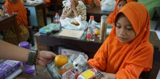 Para siswa SDN 1 Kepatihan Jombang saat menikmati makan siang bergizi gratis. bongkah.id /Karimatul Maslahah/