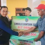 Terima BLT DBHCHT, Buruh Tani Tembakau dan Buruh Pabrik Rokok di Jombang Sumringah PJ Bupati saat menyalurkan bantuan BLT DBHCHT secara simbolis kepada petani. bongkah.id/Karimatul Maslahah/