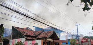 Kebakaran rumah di Kelurahan Kaliwungu, Jombang, Jawa Timur terbakar pada Kamis (26/9/2024).. Bongkah.id/Karimatul Maslahah/