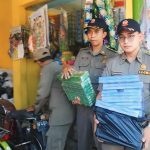 Ada Rokok Ilegal di Jombang? Segera Lapor Satpol PP Satpol PP saat mengamankan rokok ilegal toko klontong Jombang. bongkah.id/Karimatul Maslahah/