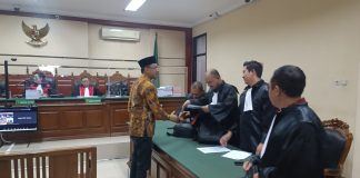 Mantan Bupati Sidoarjo, Ahmad Mudhlor Ali hadiri sidang pertama di TIPIKOR Surabaya.