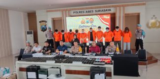 Foto: Polrestabes saat melakukan ungkap kasus scamming online jaringan internasional 10 WNA Asal Tiongkong./bongkah.id/Addy/