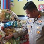 Polisi memeriksa gudang makanan yang diduga jadi penyebab keracunan jemaah pengajian di Kediri.