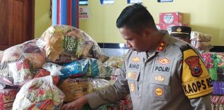 Polisi memeriksa gudang makanan yang diduga jadi penyebab keracunan jemaah pengajian di Kediri.