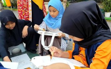 Sejumlah siswa SD di Sidoarjo antusias mengikuti kegiatan belajar membatik tulis