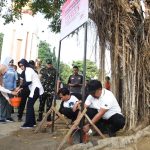 Isa Anshori bersama 15 Ribu ASN Geber Sidoarjo Pjs Bupati Sidoarjo bersama para ASN gotong royong bersihkan Lingkungan Alun alun.