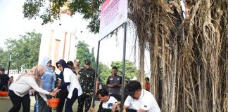 Pjs Bupati Sidoarjo bersama para ASN gotong royong bersihkan Lingkungan Alun alun.