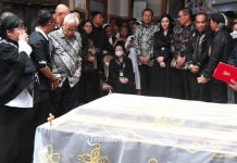 Megawati datang secara khusus pada misa atau doa bersama kepada mendiang Staf Khusus Badan Pembinaan Ideologi Pancasila (BPIP) tersebut di Gereja Katolik St. Albertus Trapani, Blimbing, Kota Malang