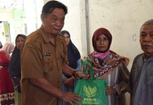 Kepala Dinas Perindustrian dan Perdagangan, Widiantoro berikan paket bantuan ke Pedagan Pasar Krian.