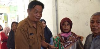 Kepala Dinas Perindustrian dan Perdagangan, Widiantoro berikan paket bantuan ke Pedagan Pasar Krian.