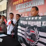 Polisi saat menunjukkan barang bukti dan bendera gengster oknum selatan kota Jombang./bongkah.id/Karimatul Maslahah/
