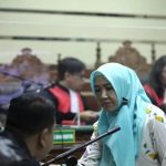 Siskawati, Mantan Kasubag Umum dan Kepegawaian Badan Pelayanan Pajak Daerah (BPPD) saat mendengar Keputusan Hakim di Tipikor Juanda.
