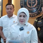Kepala Kejati Jatim, Mia Amiati saat konferensi pers