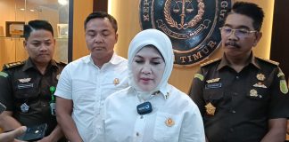 Kepala Kejati Jatim, Mia Amiati saat konferensi pers