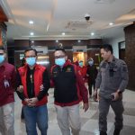 Dua tersangka saat digiring petugas